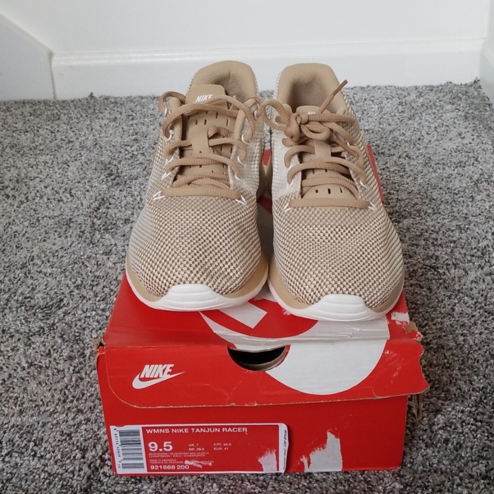 WMNS Nike Tanjuan Racer Sneakers